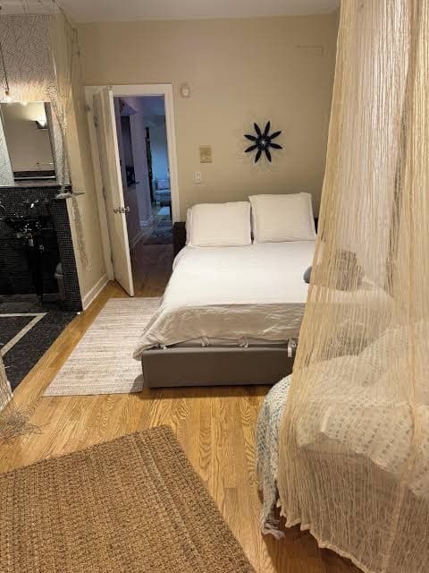 Modern 1-bedroom apartment with 1 FREE Parking, Whirlpool bathtub,Full Kitchen, Hotel in West Town