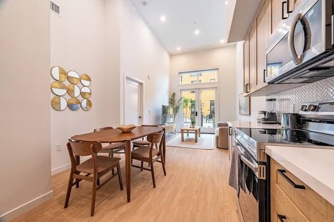 Serene King 1B1B｜Pool & Spa｜Smart 4K TVs, Hotel in Claremont