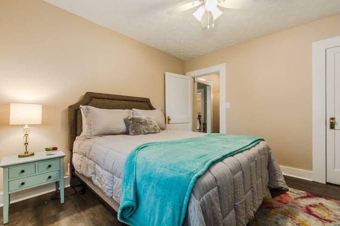 Charming Cottage in Historic Downtown Clarkesville, Holiday Home in Clarkesville