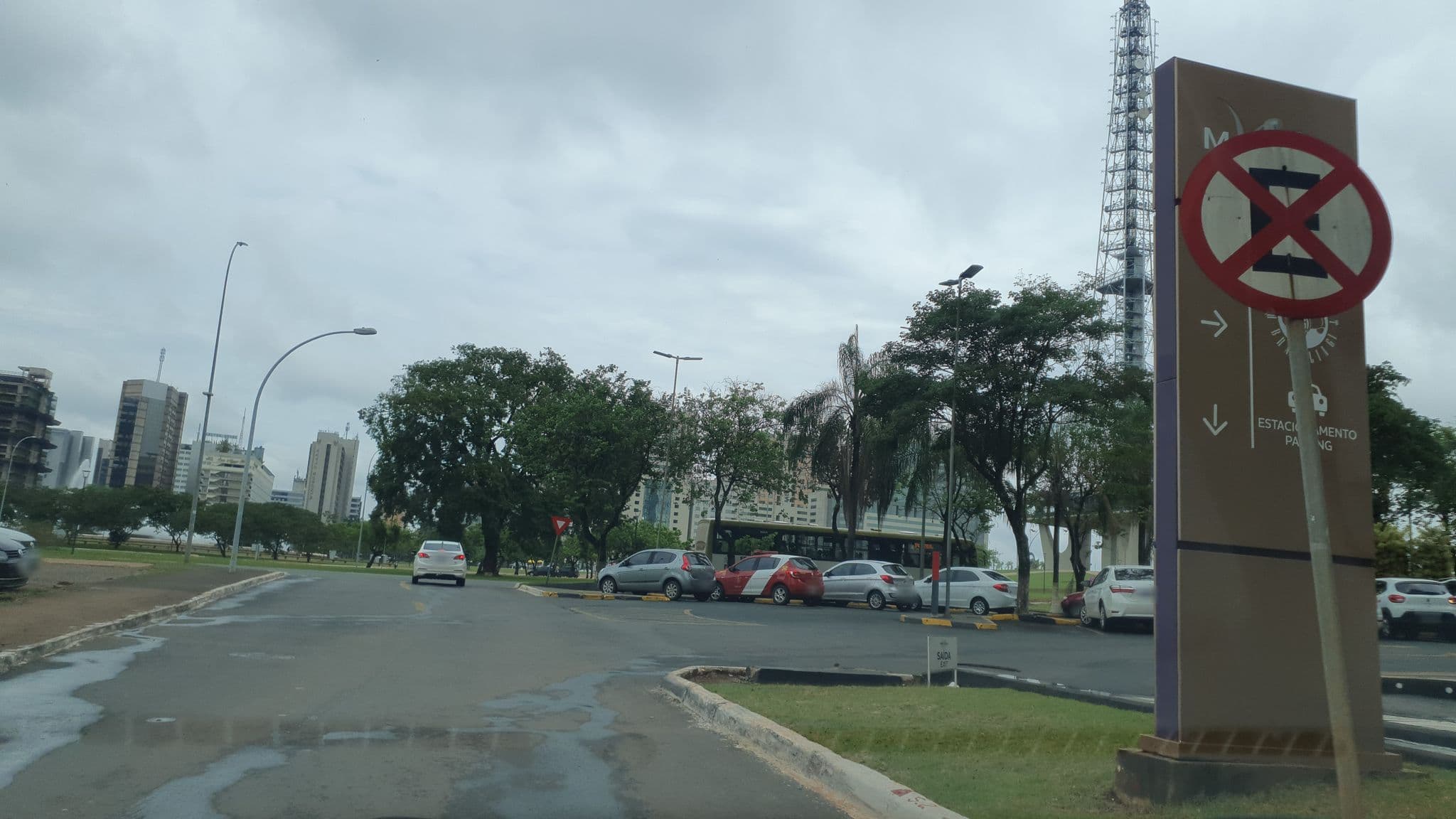 Street view near Hotel Mercure Lider, Plano Piloto — © ernesto77 (CC BY-SA · Mapillary)
