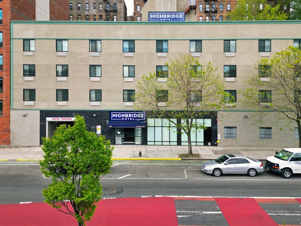 Highbridge Hotel, Hotel in Morris Heights