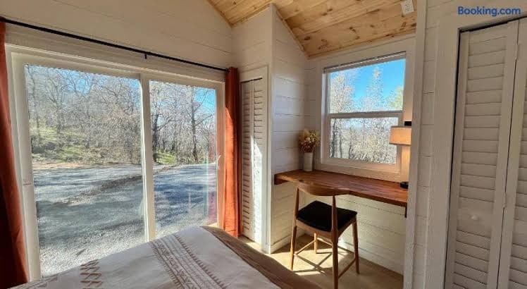 Yosemite Chalet, Spacious Tiny Home with Mountain Views! - Entire Place, Holiday Home in Coarsegold