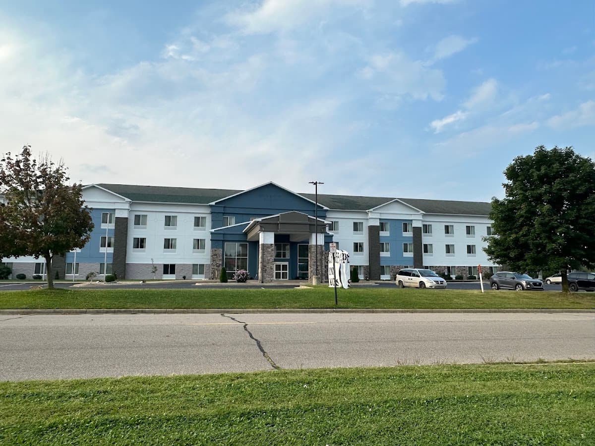 Peach Tree Inn & Suites, Hotel in Paw Paw Lake