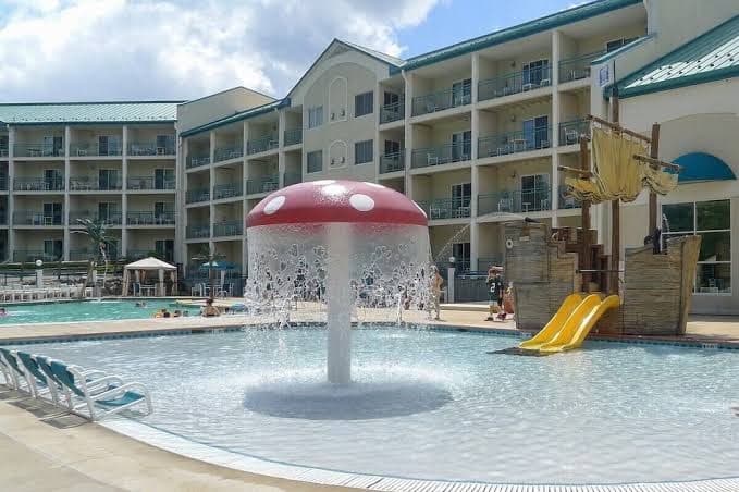 Poolside Lookout at the Cove Hotel |Downtown Lake Geneva |Hot Tub |Walkable |Resort Game Room Gym, Resort in Lake Geneva