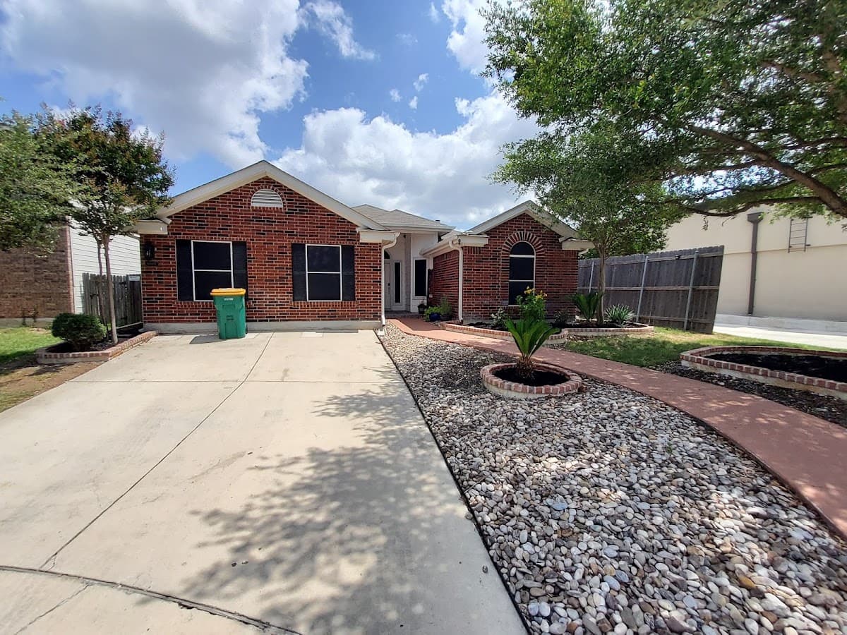 Autumn Run Family Pit Pad (SHORT TERM LODGING), Hotel in Converse