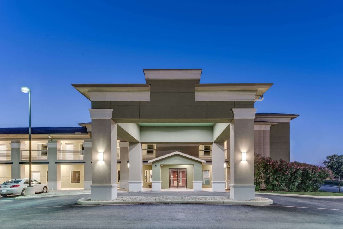 Super 8 by Wyndham Cotulla TX, Hotel in Cotulla