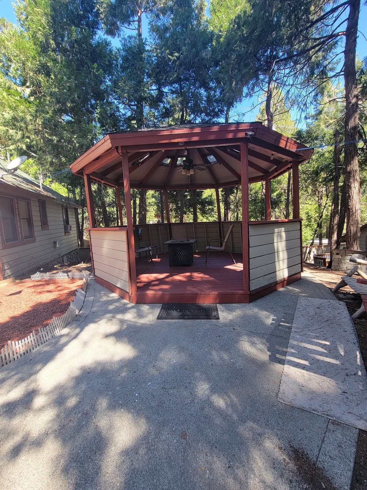 Crest Lodge Historic Mountain Inn, Motel in Crestline