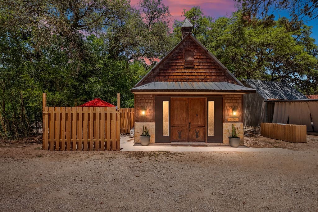 Hidden Hill Stays & Venue, Bed & Breakfast in Cross Mountain