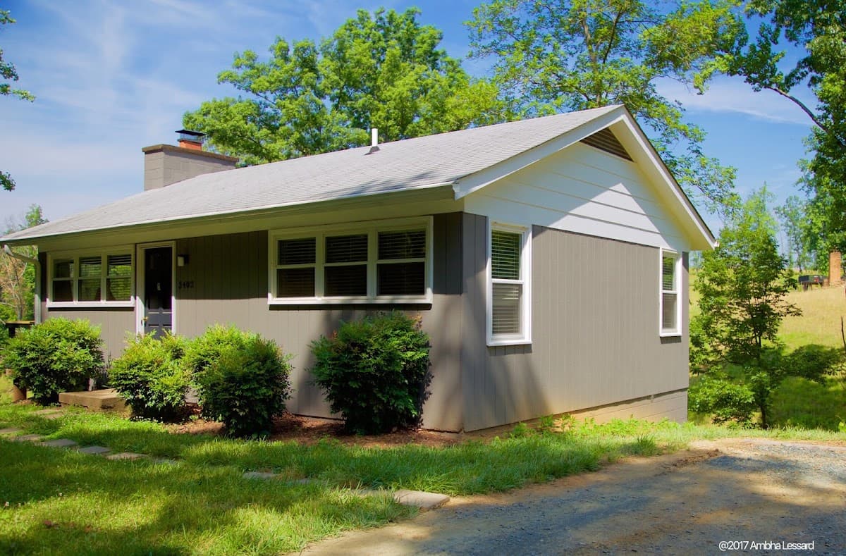 Bailey's Retreat Cabins and Guesthouses, Holiday Home in Crozet