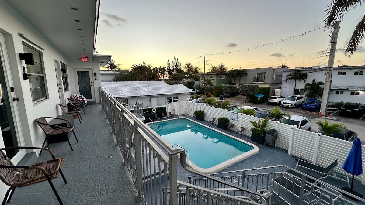 Waves on Desoto, Holiday Home in Dania Beach