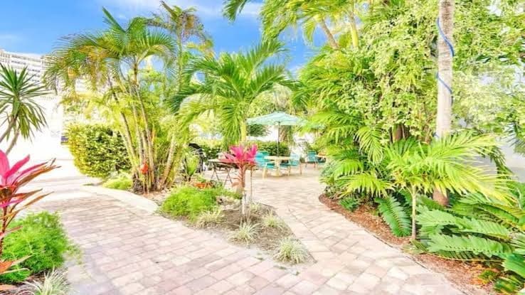 Beach Tide Motel - 8 1 Bedroom 2 Queen Beds 1 Twin sofabed, Motel in Dania Beach