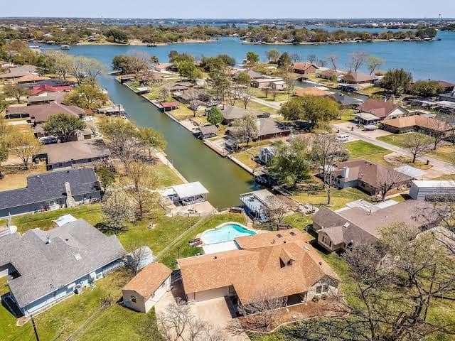 Lakefront with Private Pool, Deck, AND Hot Tub!, Holiday Home in DeCordova