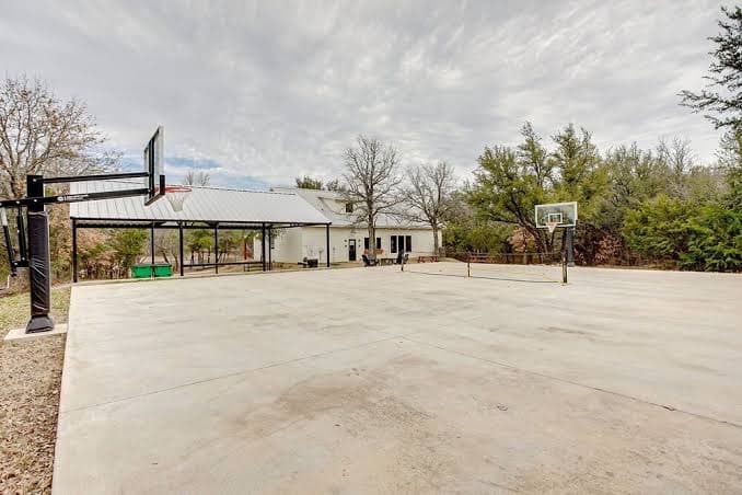 Smoky Hill Ranch, 8 Acres, 2 Homes, Events, Sport Court, Fishing, & Fire Pits, Holiday Home in DeCordova