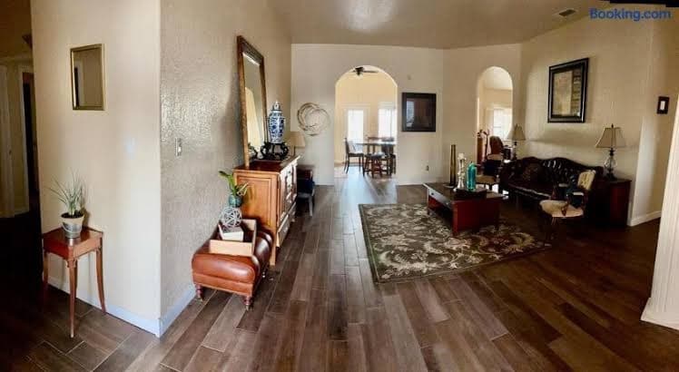 Charming home on Lake Granbury - Entire Place, Holiday Home in DeCordova