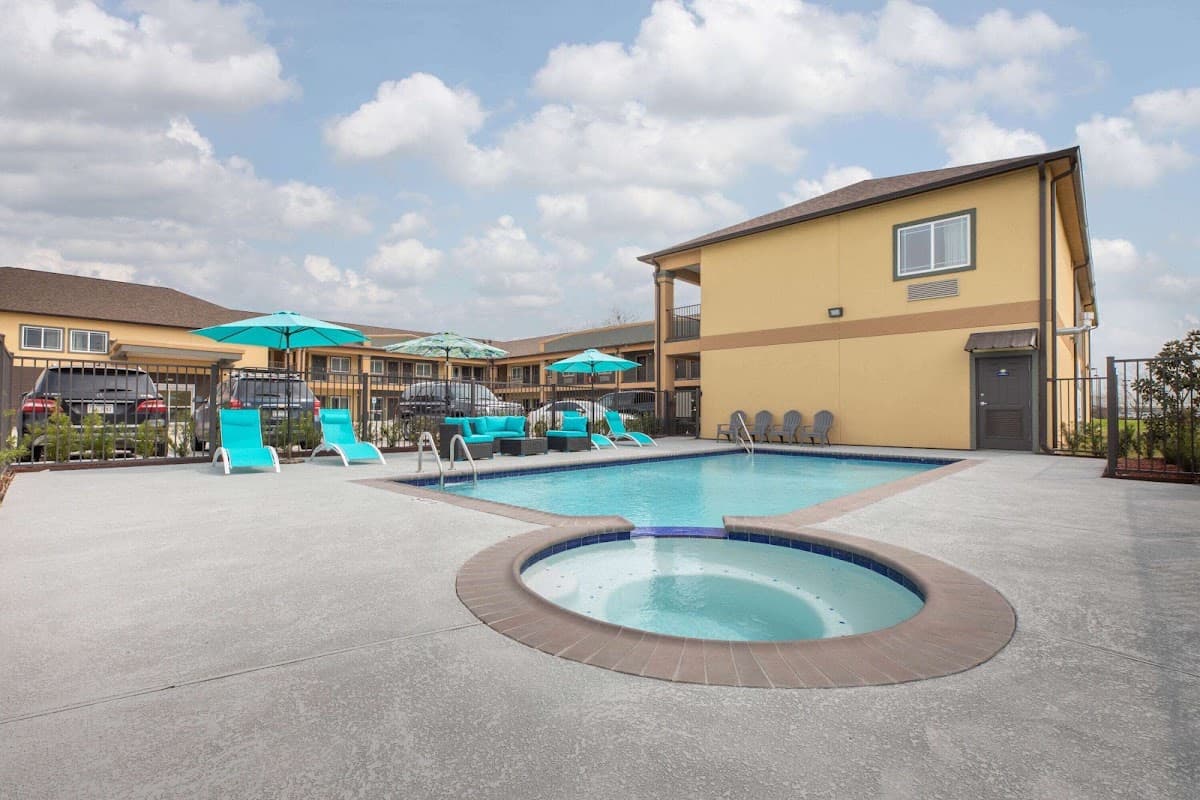 Days Inn & Suites by Wyndham La Porte, Hotel in La Porte