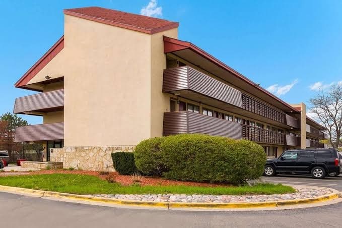 Super 8 by Wyndham Deerfield/Northbrook, Hotel in Northbrook