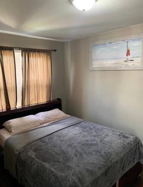 Self contained 2 level apartment with 4 bdrms 2 bathroom - One-Bedroom Apartment, Hotel in Detroit