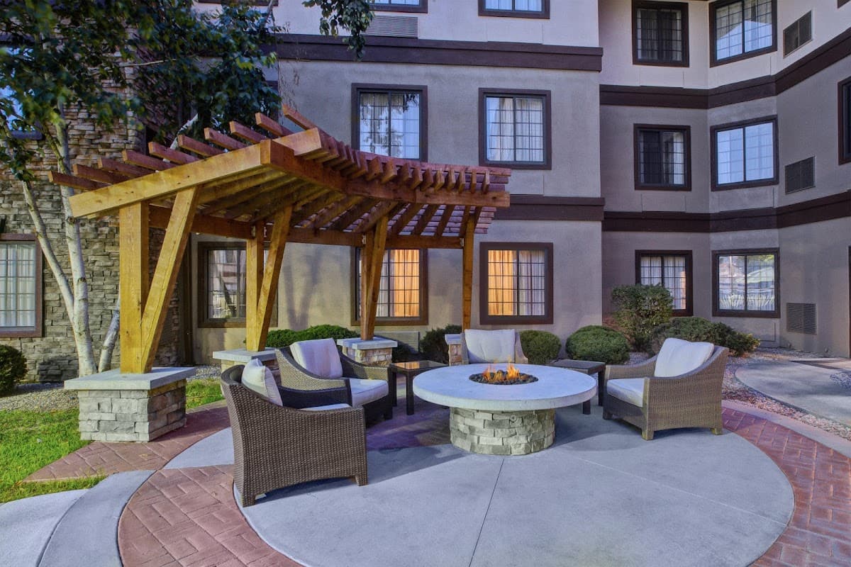 Staybridge Suites Louisville-East by IHG, Aparthotel in Douglass Hills