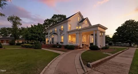Simply Divine Events & Lodging, Hotel in Dunn