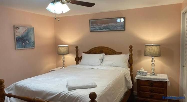 Gorgeous Williamsville Home in Central Location - Entire Place, Holiday Home in East Amherst
