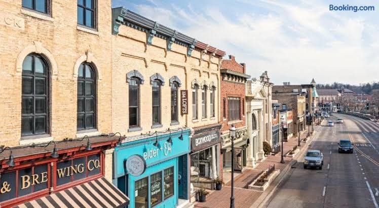 124 Lofts - Downtown Dundee - Walk to Dining - Entire Place, Hotel in West Dundee