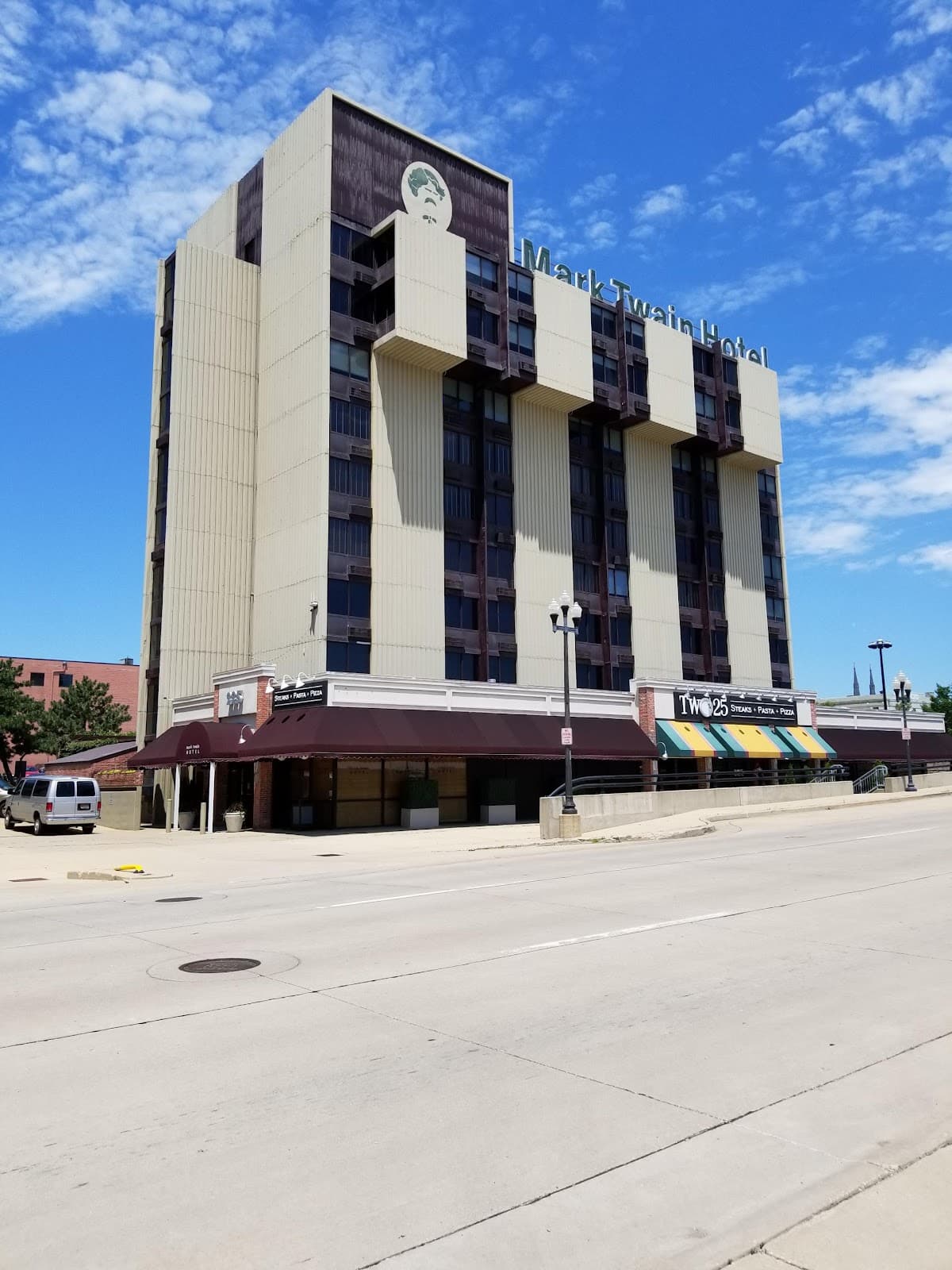 Mark Twain Hotel, Hotel in North Peoria