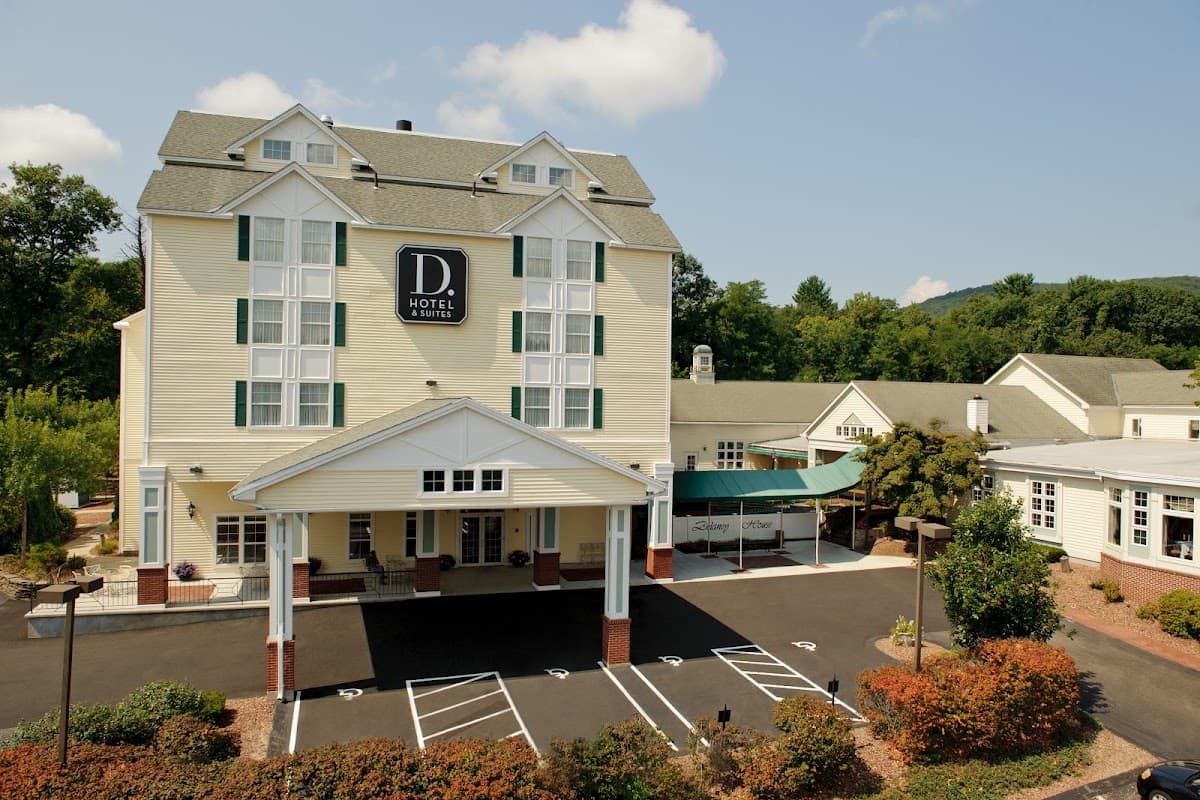 D. Hotel Suites & Spa, Hotel in South Hadley