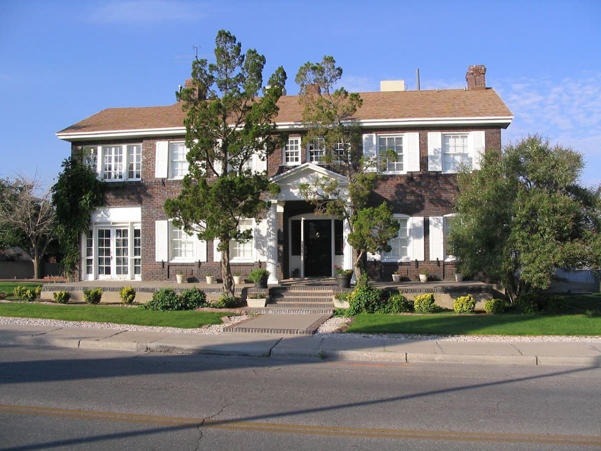 Hawthorne House (EV J-1772 near UTEP), Holiday Home in El Paso