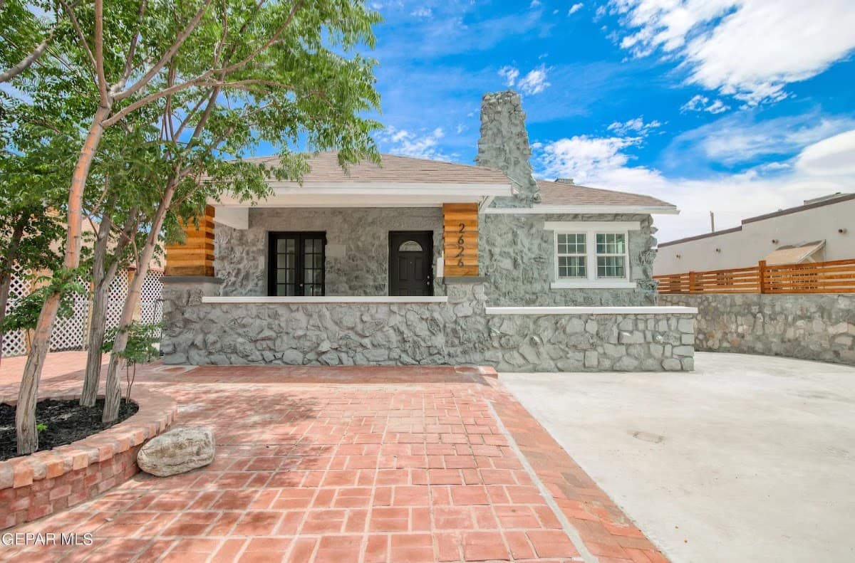 Grant Avenue Rentals - Stone Casitas, Hotel in El Paso