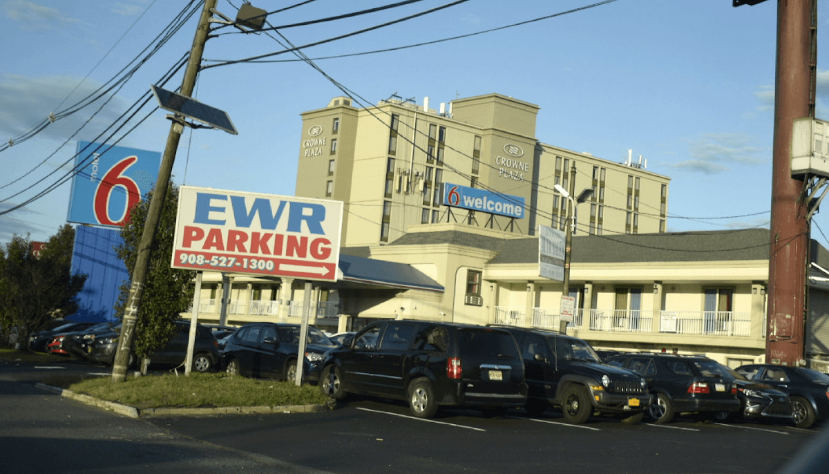 EWR Parking/Motel 6 EWR Airport Parking, Hotel in Elizabeth