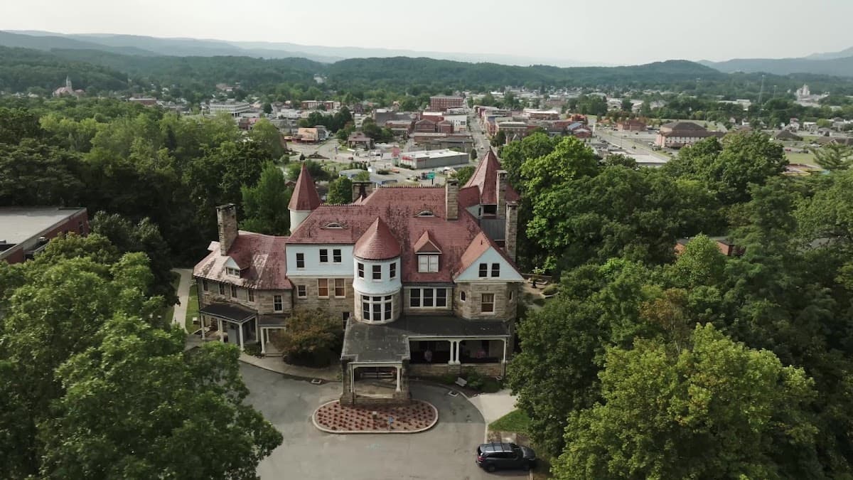 Graceland Inn & Henry's Restaurant, Hotel in Elkins