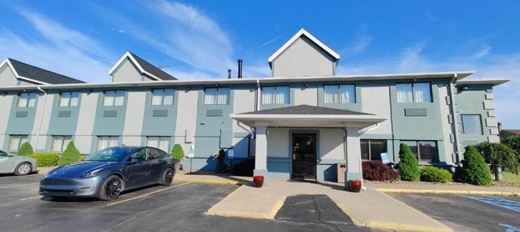 Saint Joseph Inn & Suites Benton Harbor Near I-94, Hotel in Fair Plain