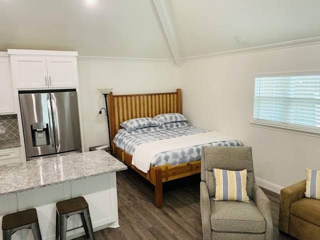 One room guest house with private pool & hot tub, 20 min from Dallas, Guesthouse in Ferris