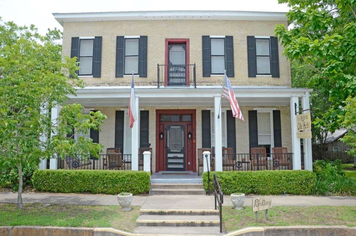 The Historic Olle Hotel - A Bed and Breakfast, Hotel in Flatonia