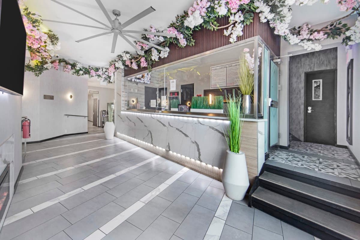 YOLO Suites, Hotel in Morris Heights