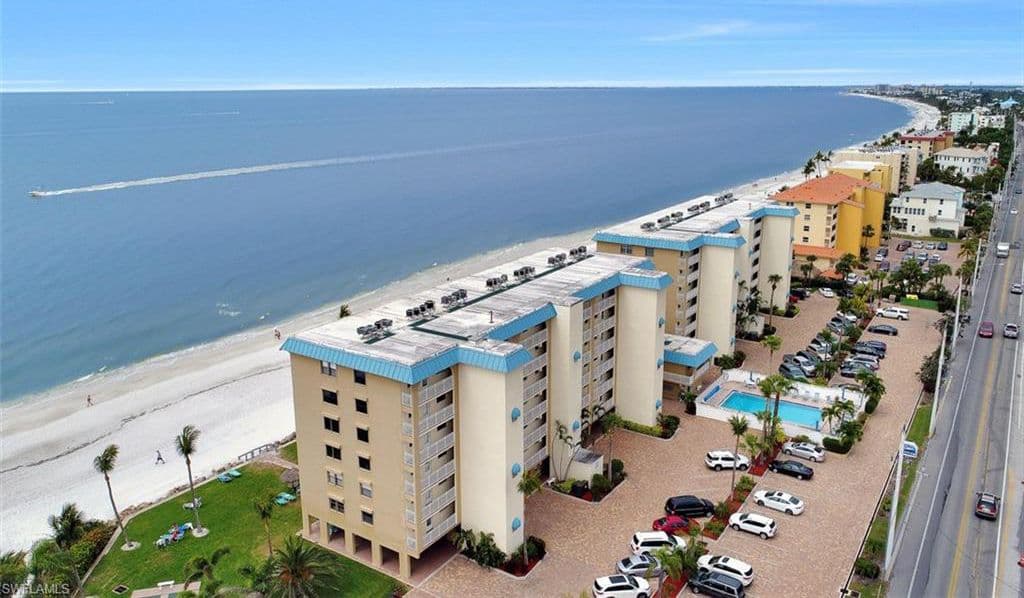 Smuggler's Cove - Vacation Rentals, Resort in Fort Myers Beach