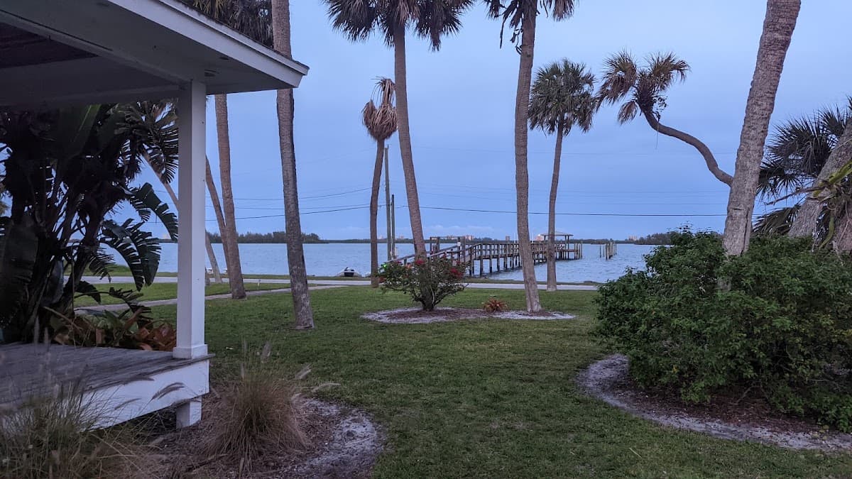Indian River Lagoon Waterfront Cottages, Holiday Home in Fort Pierce North