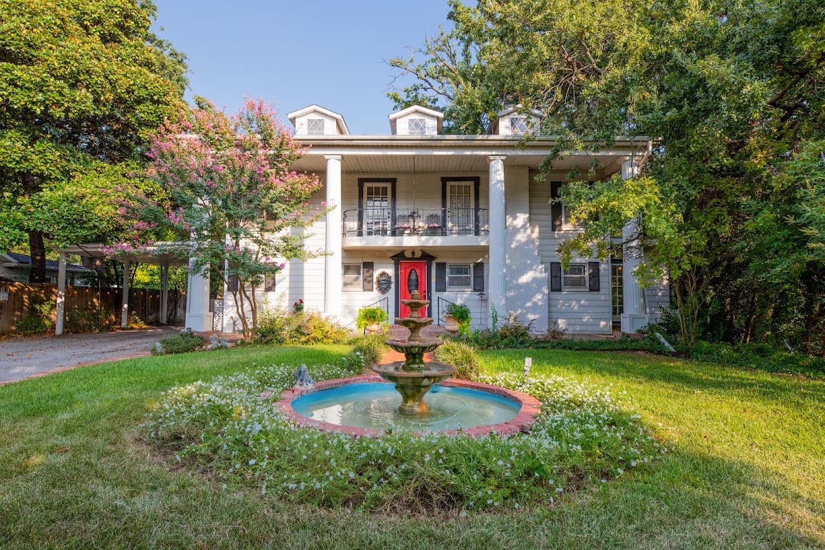 Azalea Plantation Bed & Breakfast, Bed & Breakfast in Haltom City