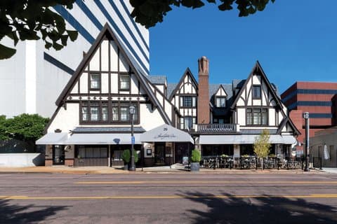 Seven Gables Inn, St. Louis West, a Tribute Portfolio Hotel, Hotel in University City