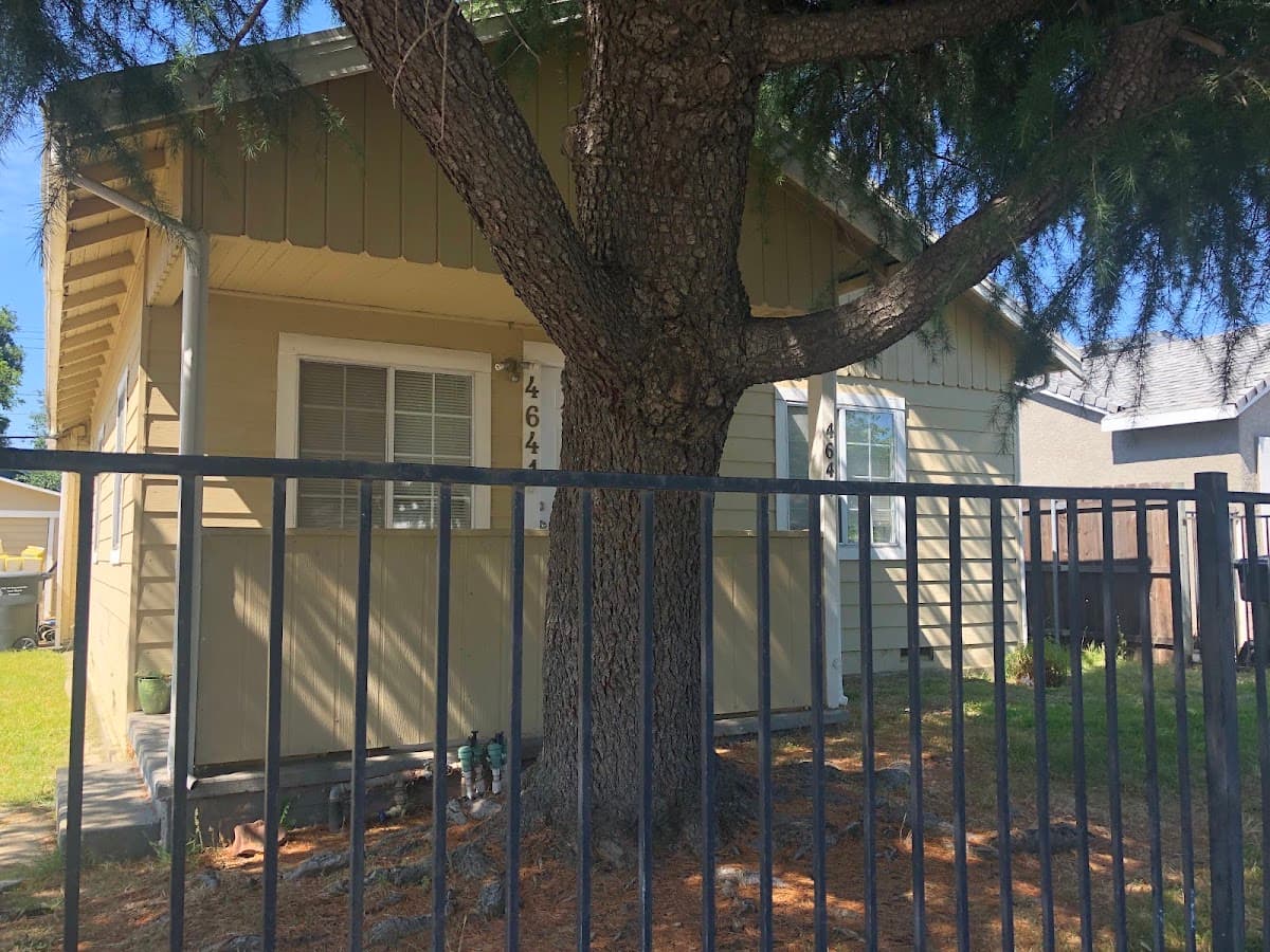 WHOLE Family - Wholeville, Hostel in Fruitridge Pocket
