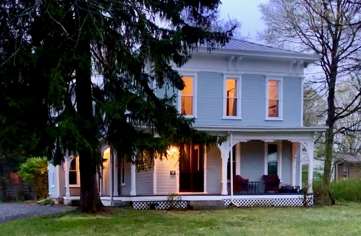 The Rogan House Bed & Breakfast, Bed & Breakfast in Gambier