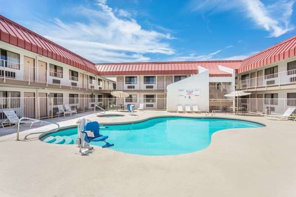 Super 8 by Wyndham Phoenix Metro North, Hotel in Alhambra