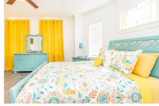 “Big Easy Style Stay" 2 Minutes from Downtown, Hotel in Pensacola