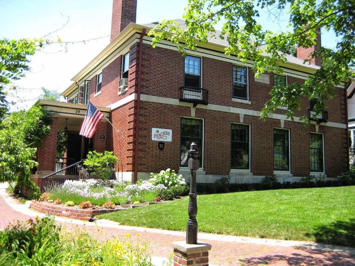 Peaches Bed & Breakfast Ltd, Bed & Breakfast in Grand Rapids