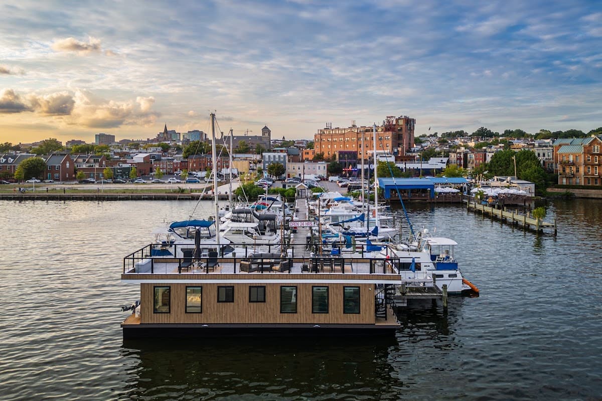 FLOHOM 12 | Azirae So-Lay, Hotel in Upper Fells Point