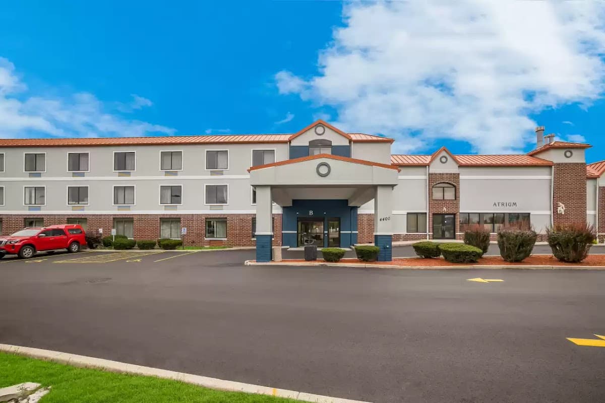 Suburban Studios Milwaukee Airport, Aparthotel in Greendale