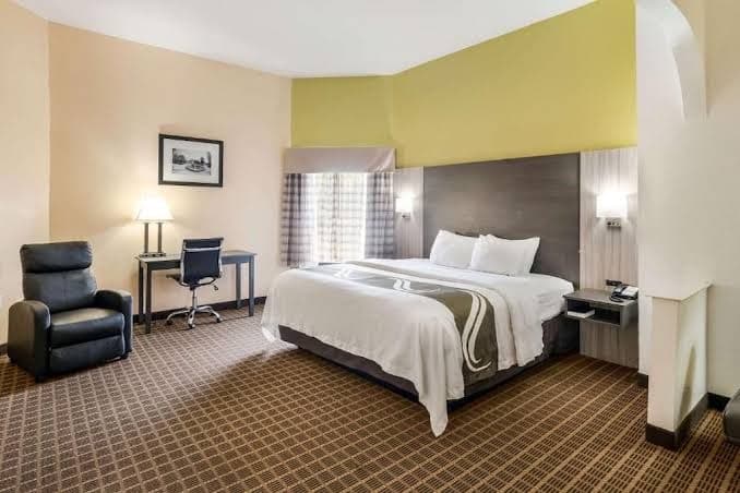 Quality Inn Greer - Greenville - Suite, 1 King Bed, Non Smoking, Refrigerator Microwave, Hotel in Greer