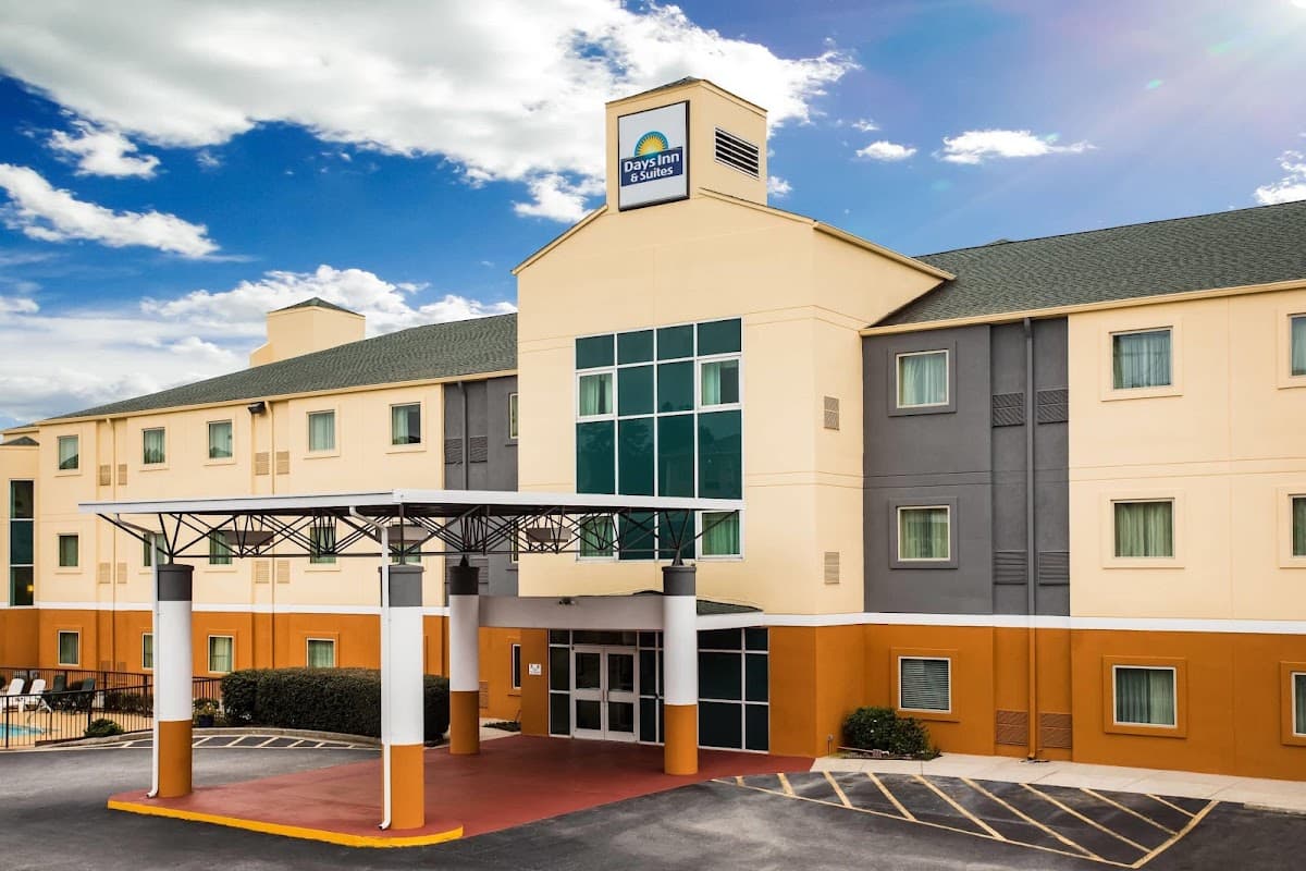 Days Inn & Suites by Wyndham Augusta Near Fort Eisenhower, Hotel in Evans
