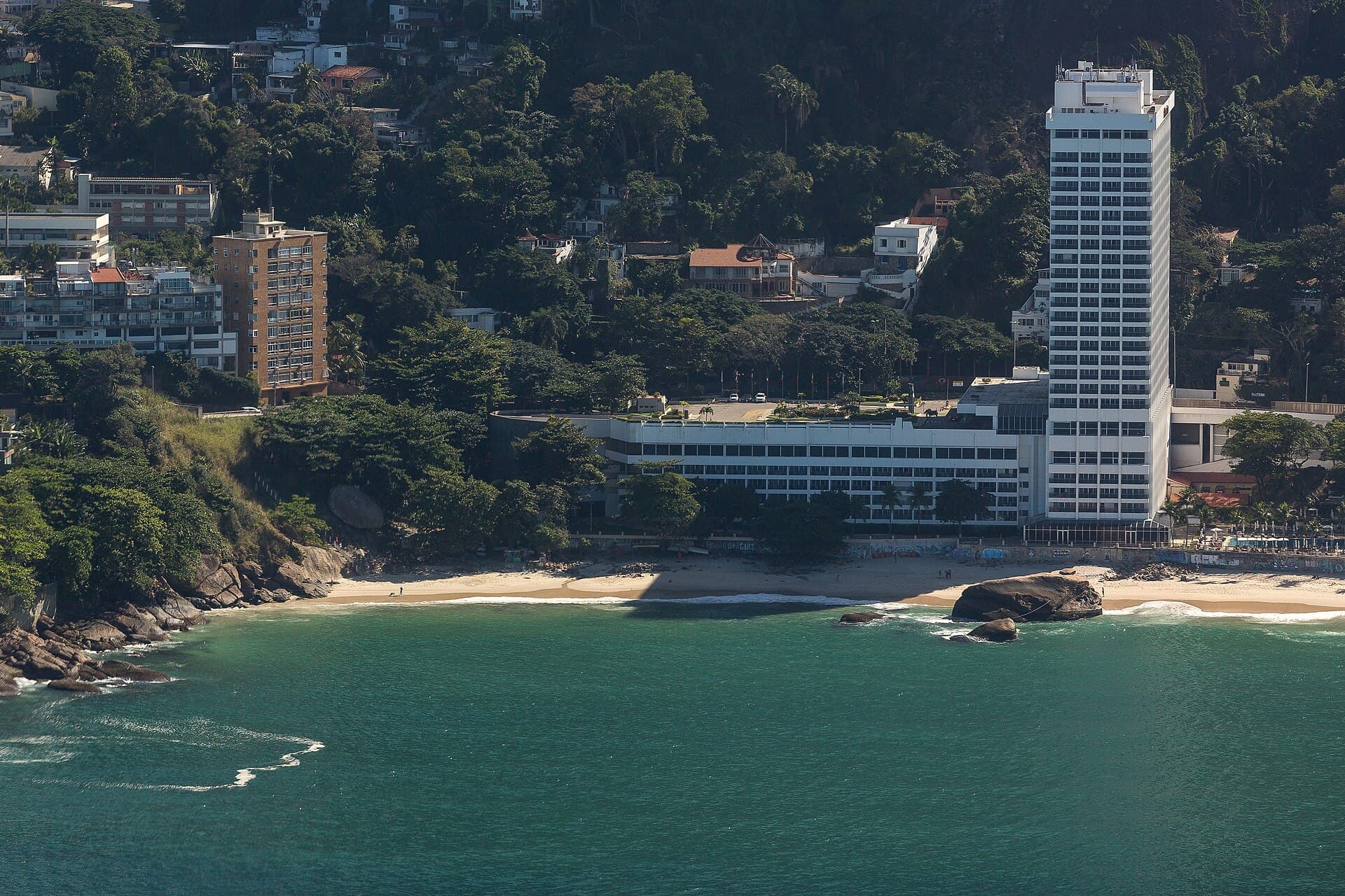 Sheraton Rio Hotel & Resort (via Wikimedia Commons, CC BY-SA 4.0)
