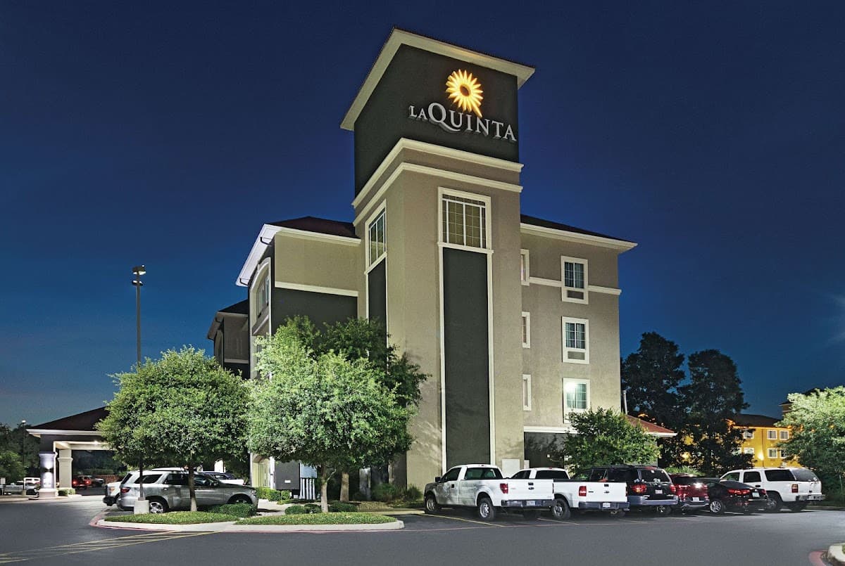 La Quinta Inn & Suites by Wyndham San Antonio Northwest, Hotel in Helotes